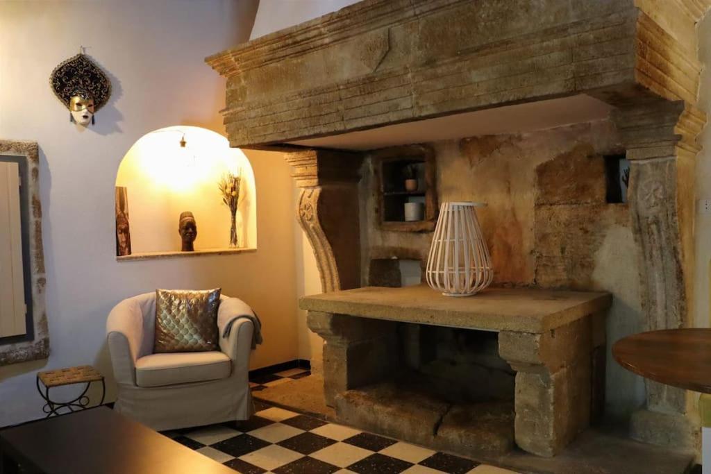 カスティヨン・デュ・ガールEntre Uzes Et Le Pont-Du-Gard Le Logis D'Autrefoisアパートメント エクステリア 写真